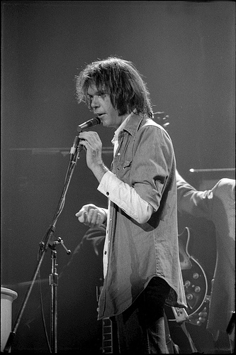 Neil Young cantando em um microfone