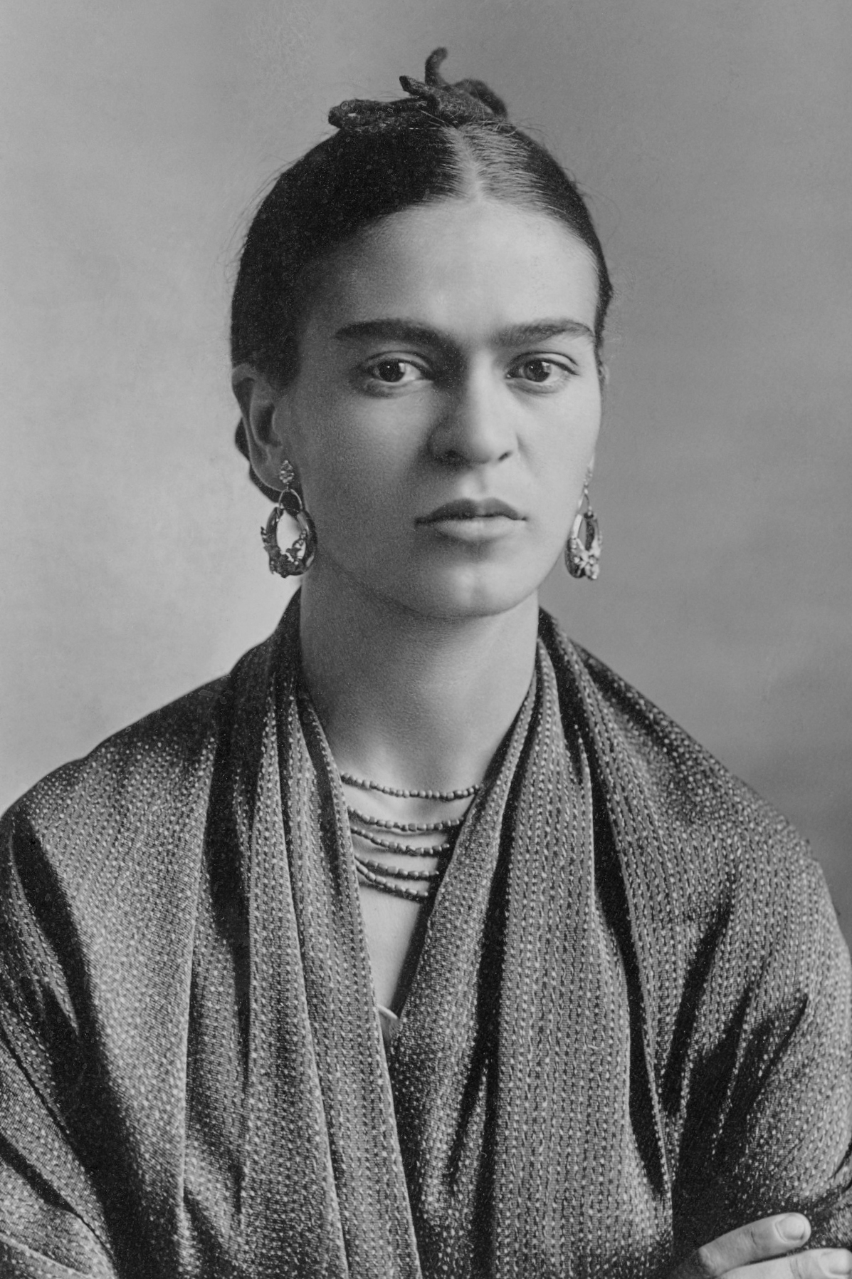 Retrato em preto e branco de Frida Kahlo